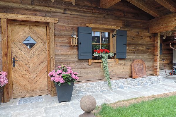 Fassade mit sonnenverbrannten Altholzbrettern