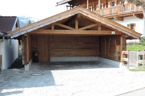 Carport aus Altholz-Fertigteilen