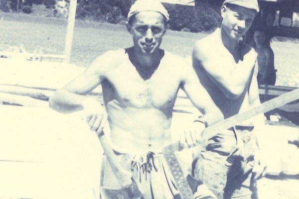 Alois Mitterer (Opa) mit Winkel und Hacke