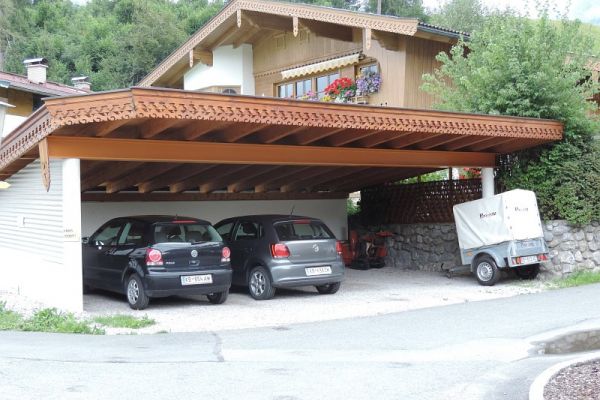 Carport mit stark profilierten Windläden