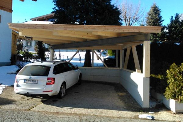 Carport ohne Säulen im Zufahrtsbereich