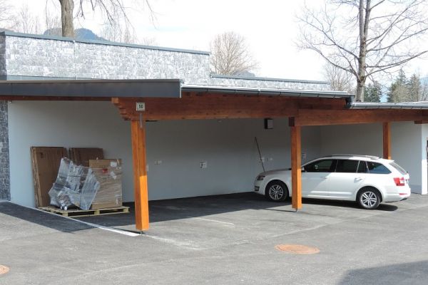 abgestuftes Carport mit 5 Stellplätzen