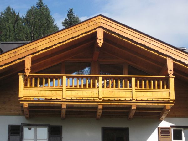 geradliniger Balkon in Fichte, geschweifter Windladen und Pfettenbretter