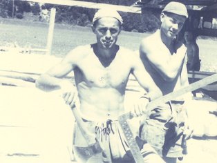 Alois Mitterer (Opa) mit Winkel und Hacke