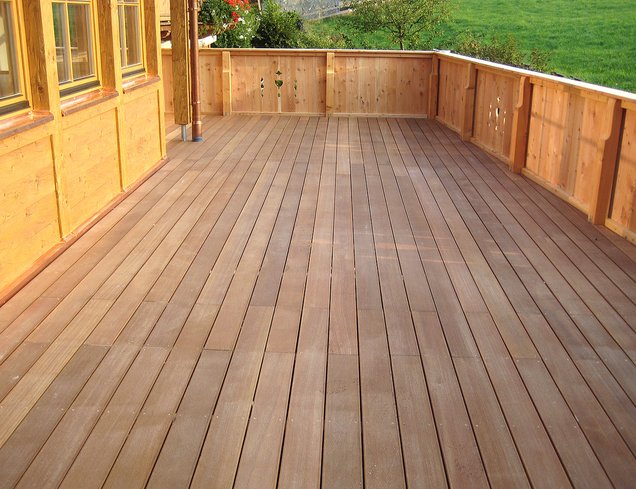 geriffelte Terrasse aus Bangkirai